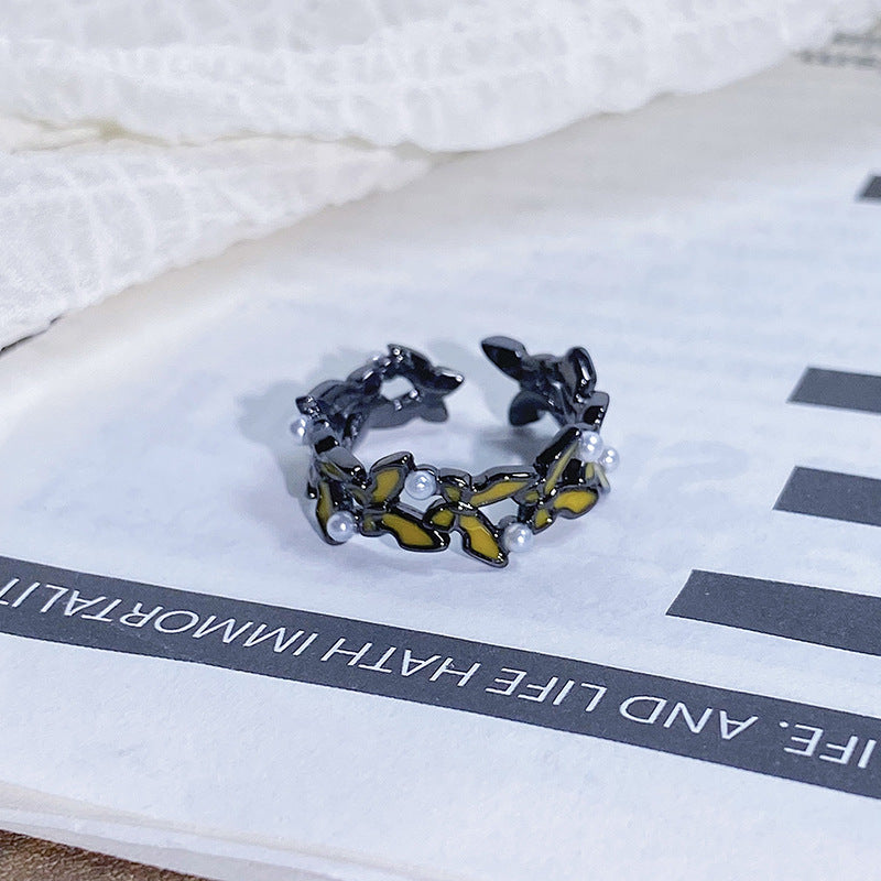Dark-themed Heart-shaped Adjustable Ring
