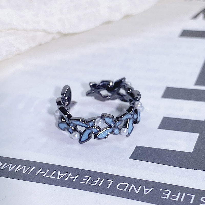 Dark-themed Heart-shaped Adjustable Ring